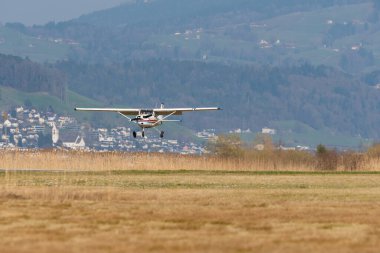 Wangen-Lachen, İsviçre, 27 Mart 2022 Cessna 150 pervaneli uçak küçük bir havaalanına iniyor.
