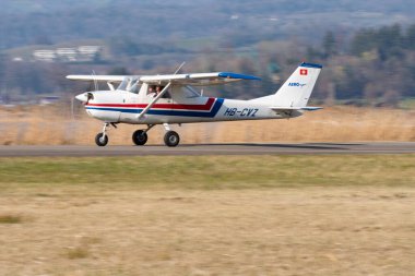 Wangen-Lachen, İsviçre, 27 Mart 2022 Cessna 150 pervaneli uçak küçük bir havaalanına iniyor.