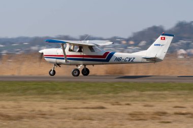Wangen-Lachen, İsviçre, 27 Mart 2022 Cessna 150 pervaneli uçak küçük bir havaalanına iniyor.