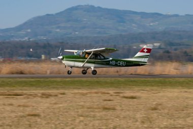 Wangen-Lachen, İsviçre, 27 Mart 2022 Cessna 172 pervaneli uçak küçük bir havaalanına iniyor.