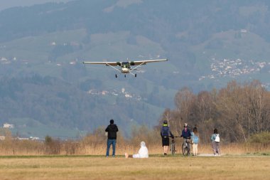 Wangen-Lachen, İsviçre, 27 Mart 2022 Cessna 172 pervaneli uçak küçük bir havaalanına iniyor.