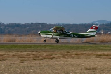 Wangen-Lachen, İsviçre, 27 Mart 2022 Cessna 172 pervaneli uçak küçük bir havaalanına iniyor.