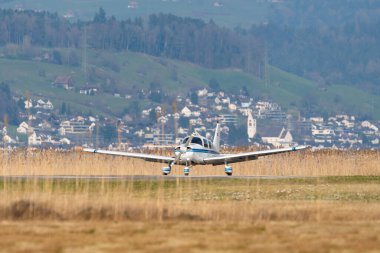 Wangen-Lachen, İsviçre, 27 Mart 2022 Piper PA28-161 Warrior II pervane uçağı küçük bir havaalanından kalkıyor.