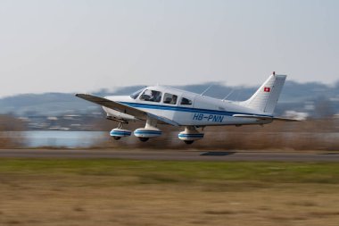 Wangen-Lachen, İsviçre, 27 Mart 2022 Piper PA28-161 Warrior II pervane uçağı küçük bir havaalanından kalkıyor.