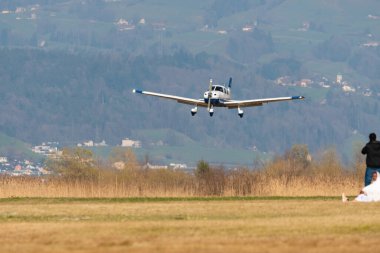 Wangen-Lachen, İsviçre, 27 Mart 2022 Piper PA28-181 Archer III pervane uçağı küçük bir havaalanına iniyor.