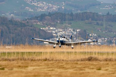 Wangen-Lachen, İsviçre, 27 Mart 2022 Piper PA28-181 Archer III pervane uçağı küçük bir havaalanına iniyor.