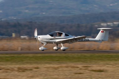 Wangen-Lachen, İsviçre, 27 Mart 2022 Diamond DA20-C1 Eclipse pervane uçağı küçük bir havaalanına iniyor.