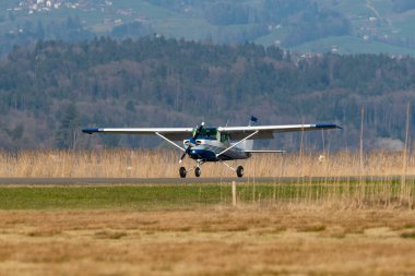 Wangen-Lachen, İsviçre, 27 Mart 2022 Cessna 152 pervaneli uçak küçük bir havaalanına iniyor.