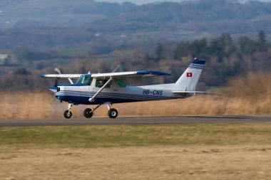 Wangen-Lachen, İsviçre, 27 Mart 2022 Cessna 152 pervaneli uçak küçük bir havaalanına iniyor.