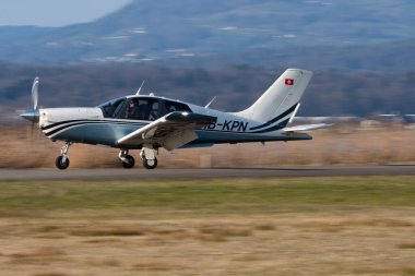 Wangen-Lachen, İsviçre, 27 Mart 2022 Socata TB-20 Trinidad pervane uçağı küçük bir havaalanına iniyor.