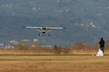 Wangen-Lachen, İsviçre, 27 Mart 2022 Cessna 152 pervaneli uçak küçük bir havaalanına iniyor.