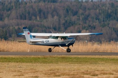 Wangen-Lachen, İsviçre, 27 Mart 2022 Cessna 152 pervaneli uçak küçük bir havaalanında kalkış pozisyonuna geçiyor.