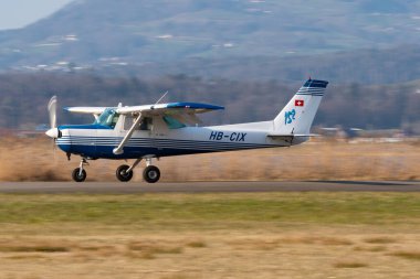 Wangen-Lachen, İsviçre, 27 Mart 2022 Cessna 152 pervaneli uçak küçük bir havaalanına iniyor.