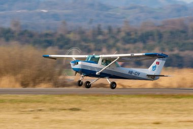Wangen-Lachen, İsviçre, 27 Mart 2022 Cessna 152 pervaneli uçak küçük bir havaalanından kalkıyor.