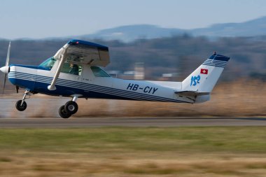 Wangen-Lachen, İsviçre, 27 Mart 2022 Cessna 152 pervaneli uçak küçük bir havaalanından kalkıyor.