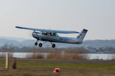 Wangen-Lachen, İsviçre, 27 Mart 2022 Cessna 152 pervaneli uçak küçük bir havaalanından kalkıyor.