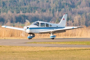 Wangen-Lachen, İsviçre, 27 Mart 2022 Piper PA28-161 Warrior II pervane uçağı küçük bir havaalanında taksicilik yapıyor.