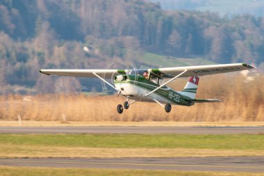 Wangen-Lachen, İsviçre, 27 Mart 2022 Cessna 172 pervaneli uçak küçük bir havaalanından kalkıyor.
