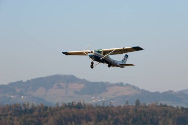 Wangen-Lachen, İsviçre, 27 Mart 2022 Cessna 152 pervaneli uçak küçük bir havaalanından kalkıyor.