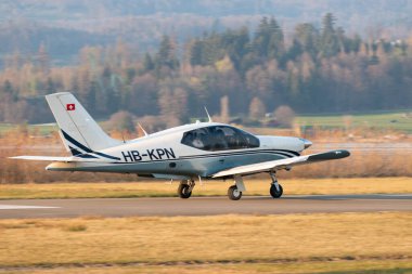 Wangen-Lachen, İsviçre, 27 Mart 2022 Socata TB-20 Trinidad pervane uçağı küçük bir havaalanından kalkıyor.