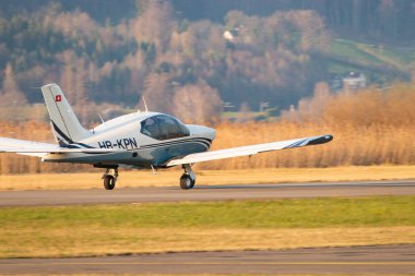 Wangen-Lachen, İsviçre, 27 Mart 2022 Socata TB-20 Trinidad pervane uçağı küçük bir havaalanından kalkıyor.