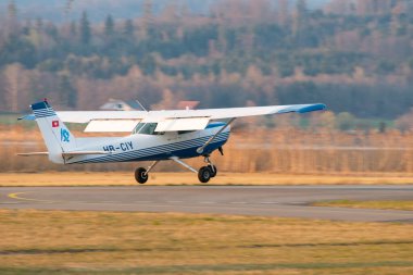 Wangen-Lachen, İsviçre, 27 Mart 2022 Cessna 152 pervaneli uçak küçük bir havaalanından kalkıyor.