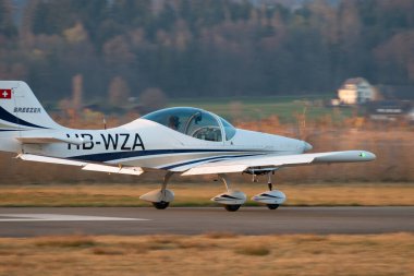 Wangen-Lachen, İsviçre, 27 Mart 2022 Breezer B600 pervane uçağı küçük bir havaalanından kalkıyor.
