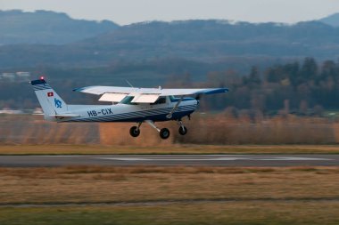 Wangen-Lachen, İsviçre, 27 Mart 2022 Cessna 152 pervaneli uçak küçük bir havaalanına iniyor.