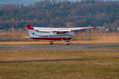 Wangen-Lachen, İsviçre, 27 Mart 2022 Cessna 172 pervaneli uçak küçük bir havaalanından kalkıyor.