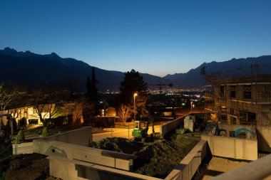 Schaan, Lihtenştayn, 27 Mart 2022 Aydınlatılmış Ren Vadisi üzerinde Gece Alpler
