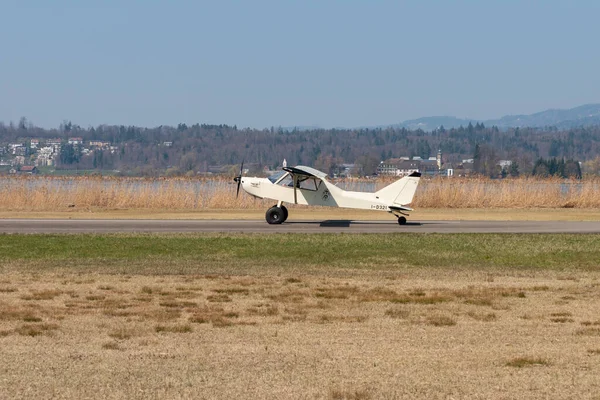Wangen-Lachen, İsviçre, 27 Mart 2022 Groppo Patikası küçük pervane uçağı iç havaalanında taksicilik yapıyor.