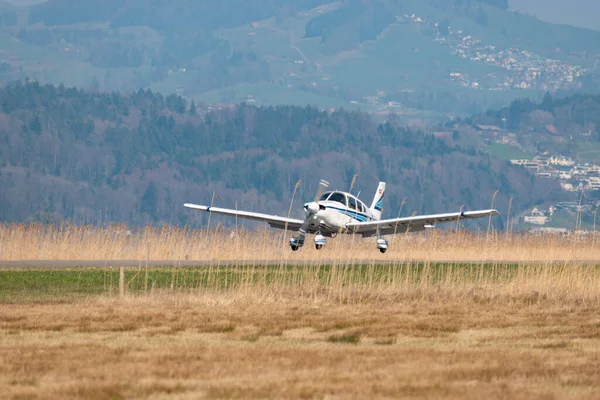 2022年3月27日 瑞士旺根 Piper Pa28 181 Archer Ii螺旋桨飞机在一个小机场着陆 — 图库照片