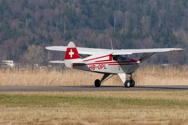 2022年3月27日スイス ワンガン ラーヘンパイパーPa22 150カリブ海プロペラ機は 小さな飛行場でその位置に課税しています — ストック写真