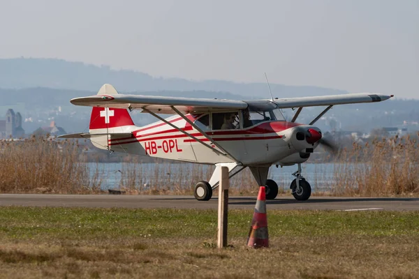 2022年3月27日 瑞士旺根 一架加勒比螺旋桨飞机在一个小机场滑行至自己的位置 — 图库照片