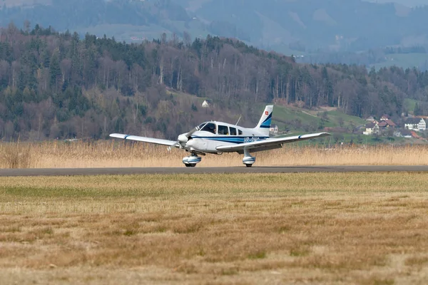 2022年3月27日スイス ワンゲン ラーヘンパイパーPa28 181アーチャーIi型プロペラ機が小型飛行場から出発 — ストック写真