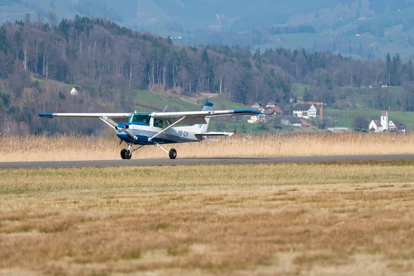 2022年3月27日 瑞士旺根 塞斯纳152螺旋桨飞机抵达一个小机场 — 图库照片