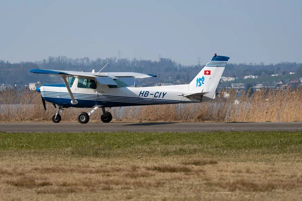 Wangen-Lachen, İsviçre, 27 Mart 2022 Cessna 152 pervaneli uçak küçük bir havaalanına iniyor.