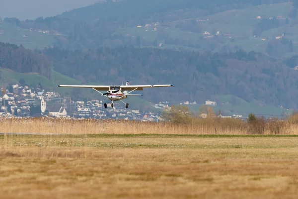 2022年3月27日 瑞士旺根 塞斯纳150螺旋桨飞机在一个小机场着陆 — 图库照片