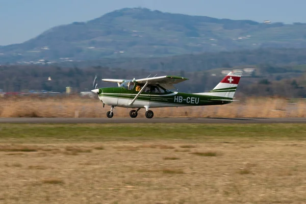Wangen-Lachen, İsviçre, 27 Mart 2022 Cessna 172 pervaneli uçak küçük bir havaalanına iniyor.