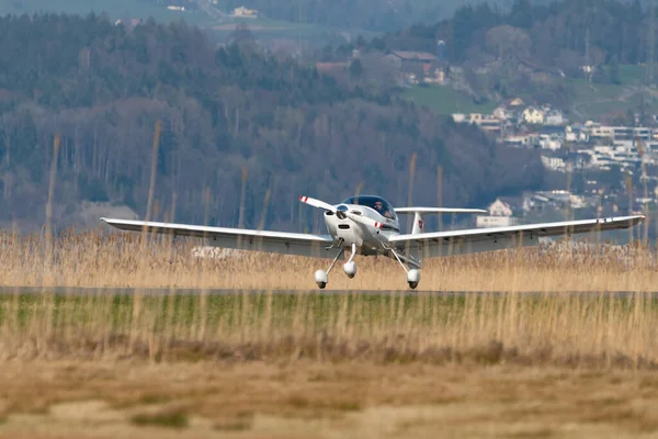 2022年3月27日 瑞士旺根 拉森钻石Da20 Eclipse螺旋桨飞机在一个小机场着陆 — 图库照片