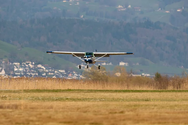 2022年3月27日スイス ヴァンゲンラーヘンセスナ152プロペラ機が小型飛行場に着陸 — ストック写真