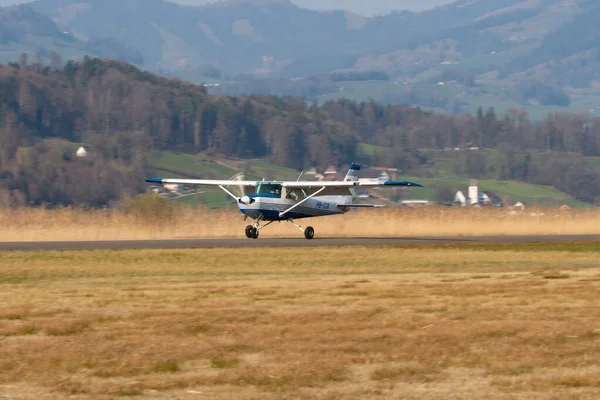 Марта 2022 Года Винтовой Самолет Cessna 152 Приземляется Небольшом Аэродроме — стоковое фото