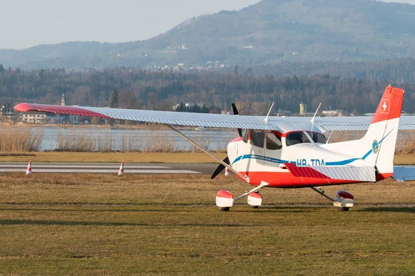 Wangen-Lachen, İsviçre, 27 Mart 2022 Cessna 172 pervaneli uçak küçük bir havaalanı üzerinde