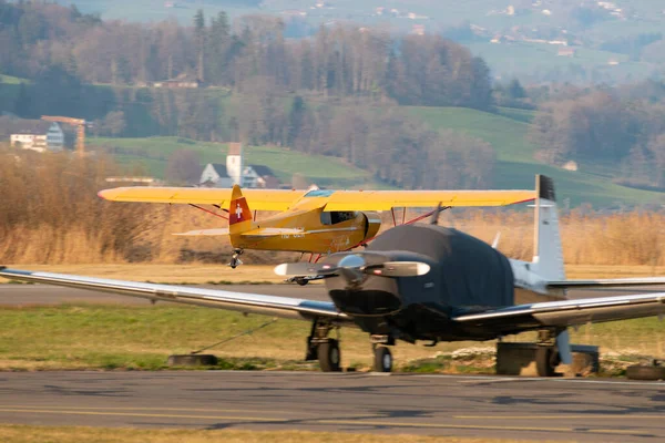 2022年3月27日 瑞士旺根 一架Piper Pa18 180M Super Cub螺旋桨飞机从一个小机场起飞 — 图库照片