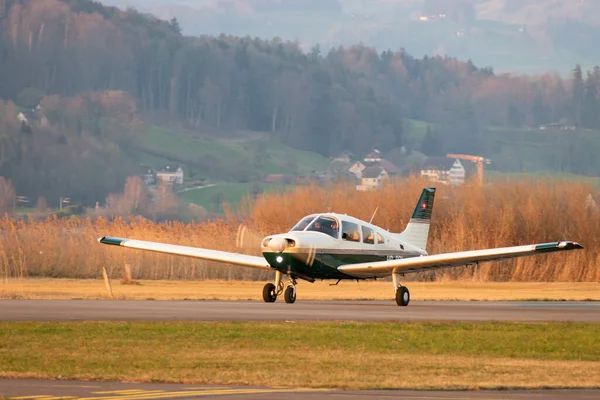 2022年3月27日 瑞士旺根 一架Piper Pa28 161 勇者Iii 螺旋桨飞机正在一个小机场滑行 — 图库照片