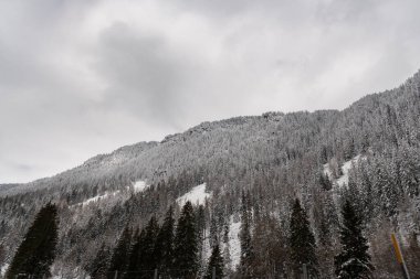 San Bernardino geçidi, İsviçre 3 Nisan 2022 sersemletici kar Grison ve Ticino arasında Alpleri kapladı