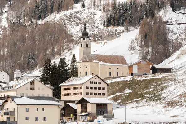 Spluegen Zwitserland April 2022 Katholieke Kerk Een Besneeuwd Alpenlandschap — Stockfoto
