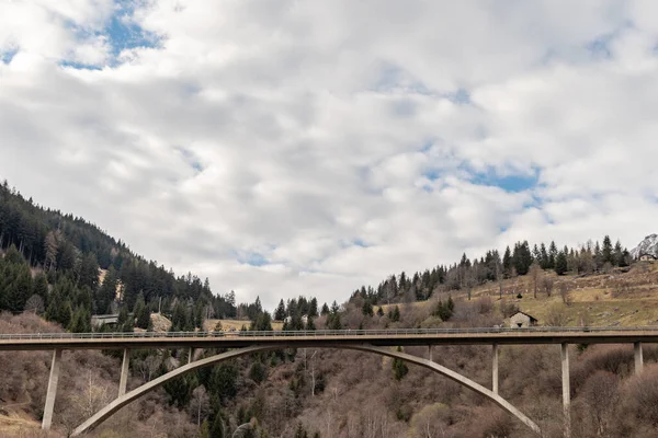 Mesocco Suíça Abril 2022 Ponte Sobre Vale Estrada Através Passagem — Fotografia de Stock