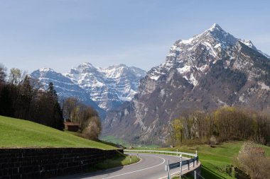 Mollis, İsviçre, 13 Nisan 2022 Güneşli bir günde tepeden çarpıcı bir alp manzarası