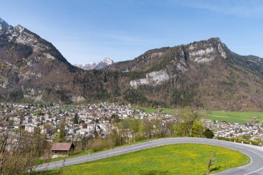 Mollis, İsviçre, 13 Nisan 2022 Güneşli bir günde tepeden çarpıcı bir alp manzarası